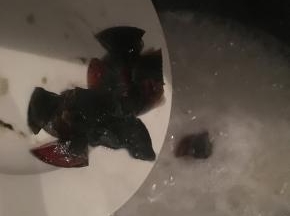 最后两分钟的时候加入切成丁的皮蛋