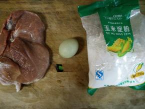 准备好淀粉、猪肉、鸡蛋
