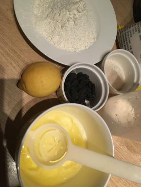 鸡蛋取鸡蛋清、称好面粉、糖、牛奶等原料