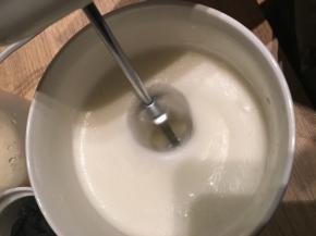 鸡蛋清打发成蛋白霜