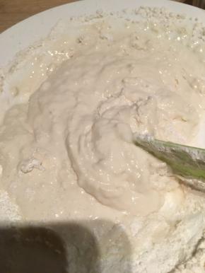 将过筛后的面粉和牛奶搅拌均匀，