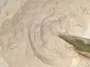 将过筛后的面粉和牛奶搅拌均匀，