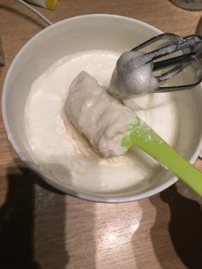 将牛奶糊和蛋白霜搅拌均匀，