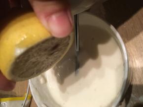 滴几滴柠檬汁到蛋糕糊中，并搅拌均匀