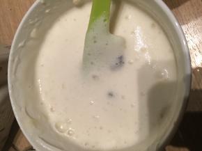 将黑加仑葡萄干加入蛋糕糊中，