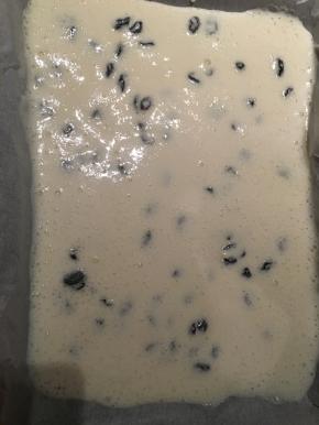 烤盘上铺上硅油纸，将蛋糕糊倒入，均匀抹平