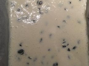 烤盘上铺上硅油纸，将蛋糕糊倒入，均匀抹平