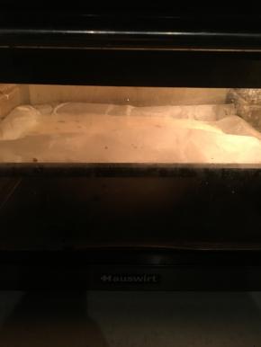 烤箱预热到170度后，放入烤盘，上下火，中层，20分钟左右，