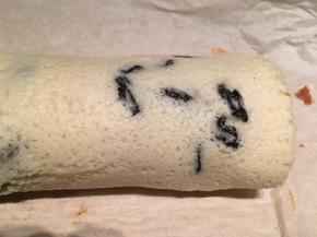 .将烤完后打蛋糕卷皮散温至温热，然后卷起来，定型，