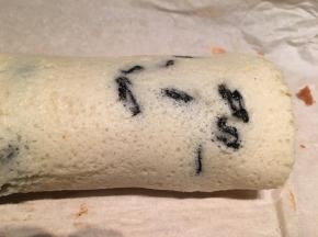 .将烤完后打蛋糕卷皮散温至温热，然后卷起来，定型，