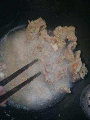在锅内倒入适量的花生油，油烧开，倒入腌制好的食材进行炸