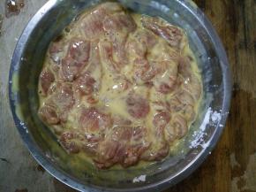 放蛋、淀粉、盐、味精，抓匀腌制10分钟如图