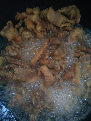 炸至金黄出锅盛盘备用