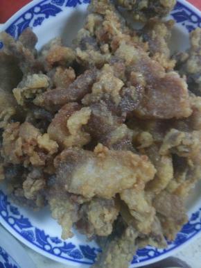 炸至金黄出锅盛盘备用