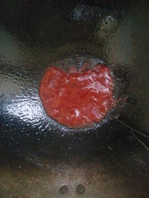 在锅内倒入适量的花生油，油炒一下番茄酱