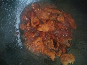 再倒入刚才炒好的备用的猪肉， 翻炒2分钟不放盐出锅盛盘即可