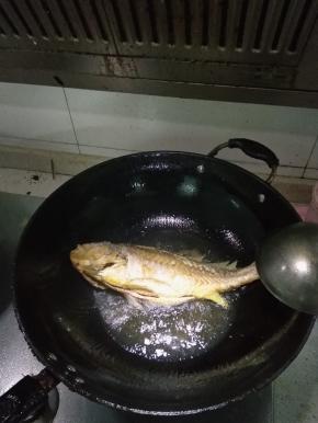 黄鱼的一面煎得黄灿灿的时候，翻面