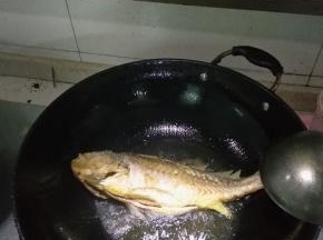 黄鱼的一面煎得黄灿灿的时候，翻面