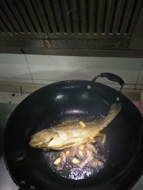 倒入酱油、料酒、姜、蒜适量