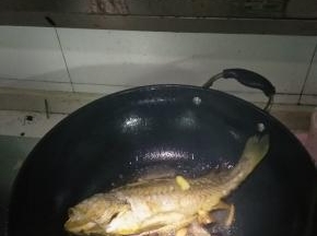 倒入酱油、料酒、姜、蒜适量