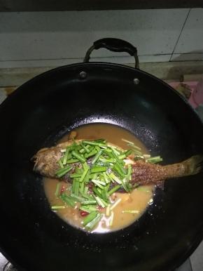 倒入韭菜，味精，出锅盛盘即可