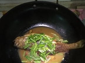 倒入韭菜，味精，出锅盛盘即可