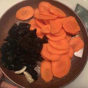 黑木耳切小块、胡萝卜切片备用