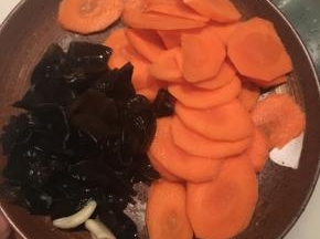 黑木耳切小块、胡萝卜切片备用