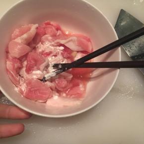 猪肉切成薄片，加入料酒、盐、玉米淀粉，腌制5分钟左右