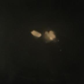 热锅倒油，加入大蒜爆香，