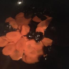 先炒黑木耳和胡萝卜，