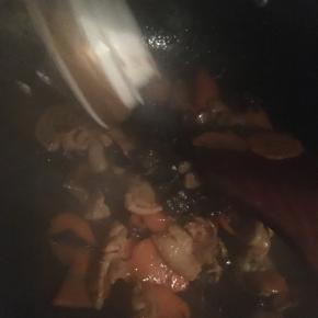 加入料酒、生抽，和少许糖，大火翻炒