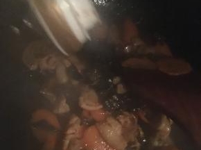 加入料酒、生抽，和少许糖，大火翻炒