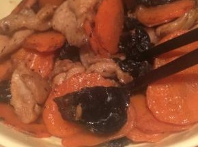 炒制肉片里的肥肉出油后即可出锅