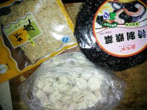 准备好超市买的馄钝、虾皮、紫菜