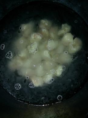 锅里倒入适量的水，烧开水，然后放馄钝