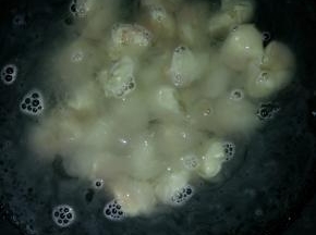 锅里倒入适量的水，烧开水，然后放馄钝