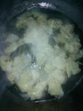 放紫菜、虾皮提鲜，出锅盛盘即可