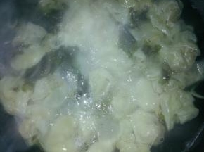 放紫菜、虾皮提鲜，出锅盛盘即可