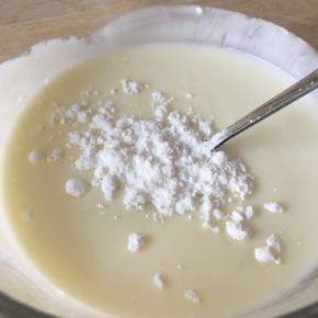 酸奶加糖，搅拌均匀