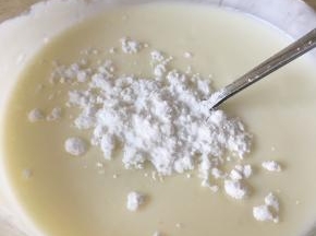 酸奶加糖，搅拌均匀