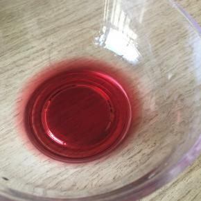 先将红酒倒入容器