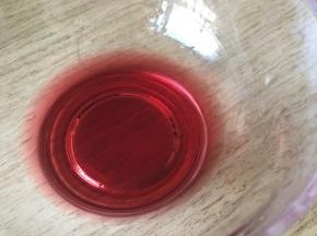 先将红酒倒入容器