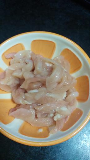 鸡肉切丝，加料酒、盐、胡椒粉备用