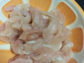 鸡肉切丝，加料酒、盐、胡椒粉备用