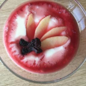 红酒会浮在顶层，在顶层上放苹果片和葡萄干装饰