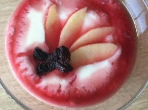 红酒会浮在顶层，在顶层上放苹果片和葡萄干装饰