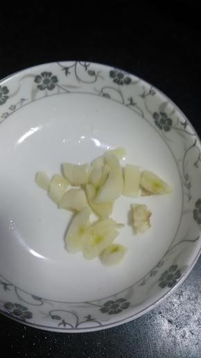 大蒜切碎备用