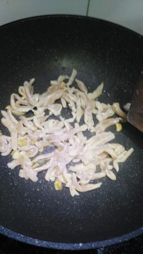 倒入鸡丝炒至7成熟