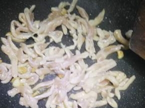 倒入鸡丝炒至7成熟